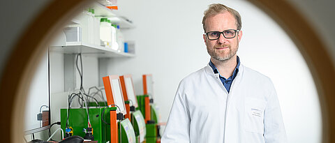 Michael Hudecek ist Leiter des Lehrstuhls für Zelluläre Immuntherapie am Universitätsklinikum Würzburg und Ko-Sprecher des Netzwerks zur CAR Factory. 