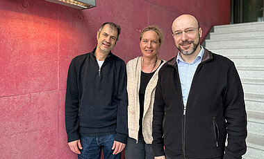 Beim Kickoff-Meeting für das ROOT-Projekt an der Uni Würzburg: Professor Jörg Müller, Professorin Claudia Künzer und Professor Samuel Kounev.