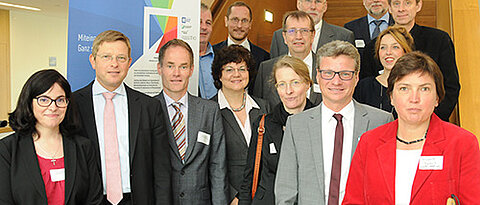 Kick-off-Meeting in Würzburg. Vorne rechts: Irmgard Badura, Beauftragte der Bayerischen Staatsregierung für die Belange von Menschen mit Behinderung, und Wissenschaftsstaatssekretär Bernd Sibler. (Foto: Gunnar Bartsch)