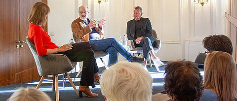 Harald Lesch (links) und Michel Friedman diskutierten im Schelling-Forum über das wachsende Misstrauen der Gesellschaft in die Wissenschaft.