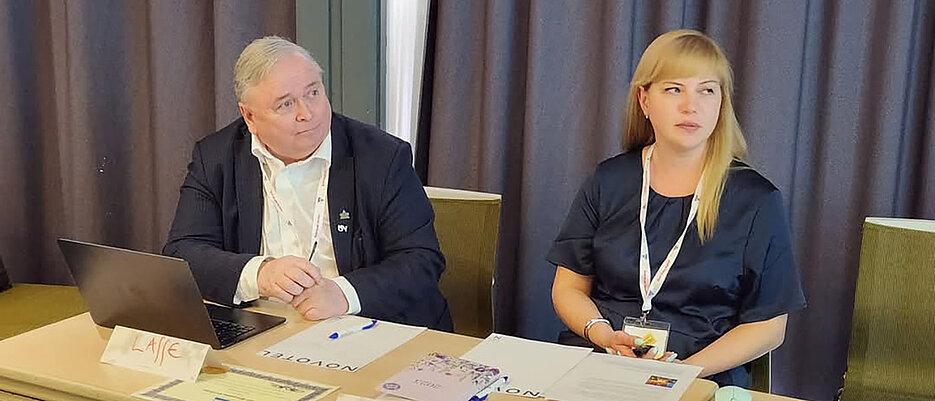 Prof. Dr. Lasse Berntzen, University of South-Eastern Norway (Norway) and PD Dr. Nataliia Lazebna, Julius-Maximilians-Universität Würzburg (Germany) zwei Menschen sitzen an einem Tisch auf einer Konferenz