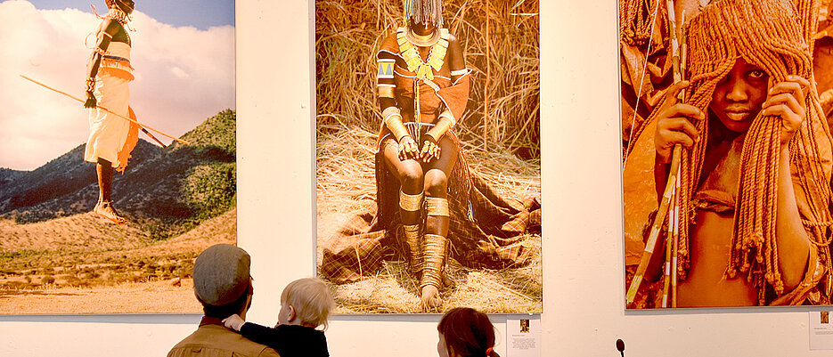 Die Fotoausstellung „Afrikanische Dämmerung“ zeigt traditionelle Kulturen, die es vielleicht bald nicht mehr geben wird.