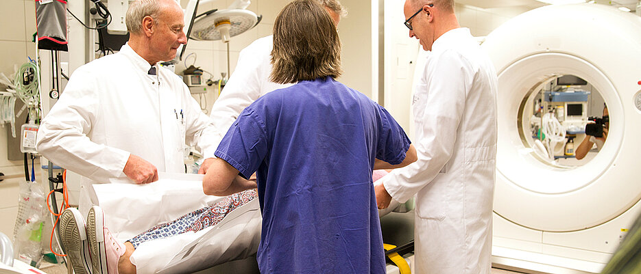 Im neuen Schockraum demonstrieren die an der Neukonzeption beteiligten Mediziner, wie ein Patient versorgt wird.