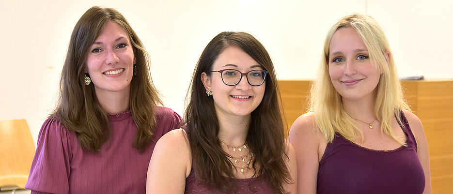 Die Masterstudentinnen (von links) Nadine Löhle, Julia Prez und Linnéa Behncke untersuchen die Verwendung von Wörtern in Textkontexten aus unterschiedlichen Zeiten.