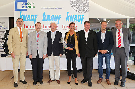 Baldwin Knauf, Universitätspräsident Alfred Forchel (von links) und Turnierleiter Robert Großkopf (rechts) mit den Gewinnern des zweiten Benefiz-Golfturniers der Universität Würzburg (von links): Robert Aßmann, Claudia Viola, Ernst Schraud und Chris