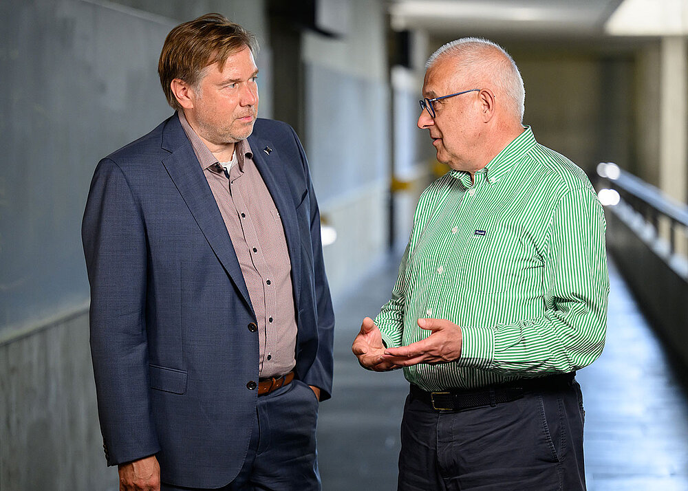 Vizepräsident der JMU Prof. Dr. Matthias Bode (links) und Dr. Klaus-Dinkar Mapara (rechts) im Gespräch miteinander