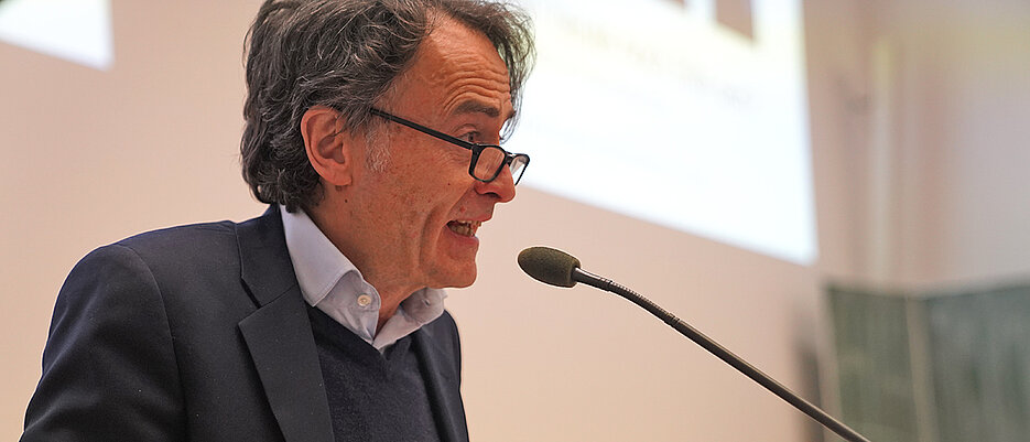 Erst eine halbe Stunde Rede, dann eine gut einstündige Fragerunde: Giovanni di Lorenzo bei seinem Vortrag im Audimax.