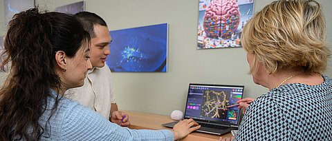 Esra Türker (links) und Mateo Andrade Mier aus der Arbeitsgruppe von Carmen Villmann entwickelten das 3D-Krankheitsmodell.