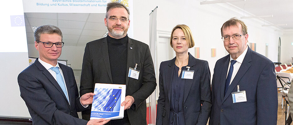 Gruppenfoto mit Staatssekretär Bernd Sibler, Lukas Worschech, Tina Dlugi und Universitätspräsident Alfred Forchel. (Foto: Steffen Leiprecht / STMBW)