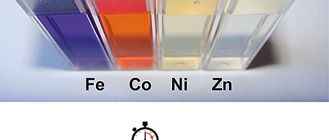 Vier Reagenzgläser, die unterschiedlich gefärbte Flüssigkeiten enthalten.