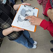 Durch eine Schwellkopie (strukturierter Druck) können die Schüler:innen die Verteilung der Tropen auf der Weltkarte erkennen.