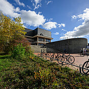 Die Universitätsbibliothek Würzburg auf dem Hubland-Campus.