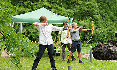 Beim Bogenschießen mussten sich die Teilnehmer konzentrieren, um in die goldene Mitte zu treffen. (Fotos: Judith Küfner)