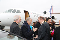 Am 5. April 2013 besucht Frankreichs Premierminister Jean-Marc Ayrault die Universität Würzburg, wo er im Wintersemester 1969/79 studiert hatte. Im Lichthof der Neuen Universität am Sanderring wird ihm ein festlicher Empfang bereitet. Universitätspräsident Alfred Forchel verlieht Ayrault die Ehrenbürgerwürde der Universität. Nach dem Eintrag in das Gästebuch der Uni sucht Ayrault das Gespräch mit den anwesenden Gästen. Foto: Rudi Merkl