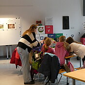 Die Schüler:innen setzen sich in der Gruppenarbeit mit der Bedeutung von Siegeln auseinander.