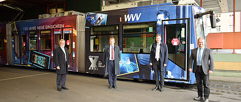 Präsentieren die Röntgen-Straßenbahn (v.l.): WVV-Geschäftsführer Thomas Schäfer, Unipräsident Alfred Forschel, Oberbürgermeister Christian Schuchardt und Bernd Karl, Bereichsleiter Mobilitätsdienstleistungen der WVV. Foto: Pressestelle der JMU 