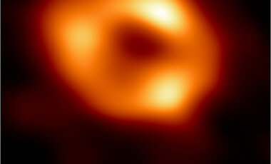 Thousands of images created with different computational methods have been used by the EHT collaboration to create a single image (top image) of the supermassive black hole at the centre of our galaxy. These images can be divided into four groups. An averaged representative image for each of the four groups is shown in the bottom row. The bar graphs show the relative number of images belonging to each cluster. 