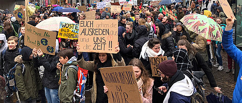 Auch in Würzburg ist die die „Fridays for future“-Bewegung aktiv. Kann die Schule darauf eingehen? Mit dieser Frage beschäftigt sich eine Podiumsdiskussion an der Uni.