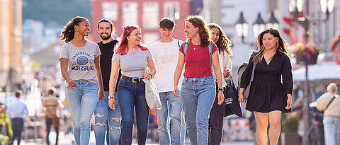 Studierende sowie Schülerinnen und Schüler laufen durch die Stadt Würzburg.