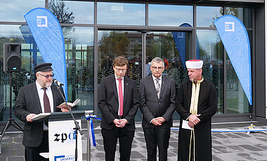 Die ökumenische Segnung des Gebäudes nahmen (v.l.) Rabbiner Shlomo Zelig Avrasin, der evangelisch-lutherische Dekan Wenrich Slenczka, Domkapitular Helmut Gabel und Imam Zahir Durakovic vor.