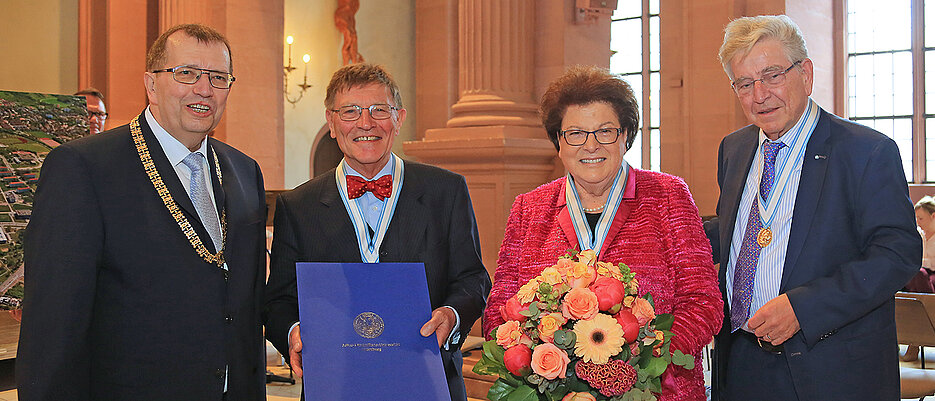 Nach der Verleihung der Ehrensenatorwürden: Unipräsident Alfred Forchel mit Eberhard Sinner, Barbara Stamm und Thomas Goppel (v.r.).