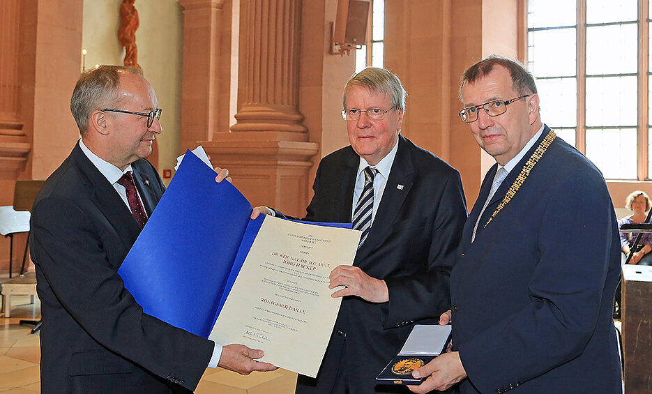 Nach der Verleihung der Röntgenmedaille - Wissenschaftspreis: Jörg Hacker (M.) mit Laudator Univizepräsident Hermann Einsele (l.) und Unipräsident Alfred Forchel.