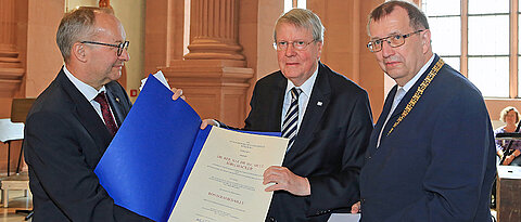 Nach der Verleihung der Röntgenmedaille - Wissenschaftspreis: Jörg Hacker (M.) mit Laudator Univizepräsident Hermann Einsele (l.) und Unipräsident Alfred Forchel.