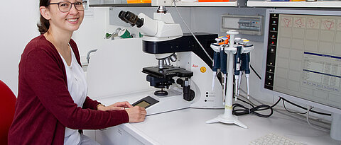 Dr. Tamara Girbl in her laboratory at the Rudolf Virchow Center.