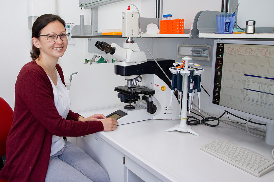 Dr. Tamara Girbl in her laboratory at the Rudolf Virchow Center.