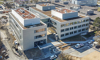 Links der Neubau des Instituts für nachhaltige Chemie und Katalyse mit Bor (ICB), das durch Übergänge mit dem Institut für Anorganische Chemie verbunden ist.