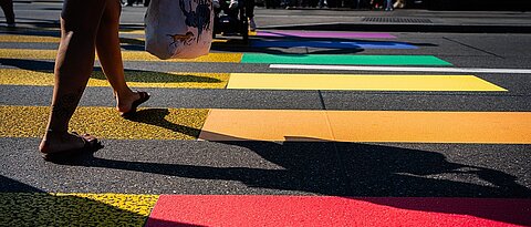 Zebrastreifen in Regenbogenfarben