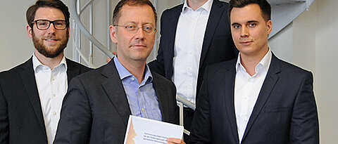 Sie haben das Gutachten zur betrieblichen Altersversorgung verfasst (von links): Dominik Tschinkl, Professor Dirk Kiesewetter, Moritz Menzel und Michael Grom. (Foto: Robert Emmerich)