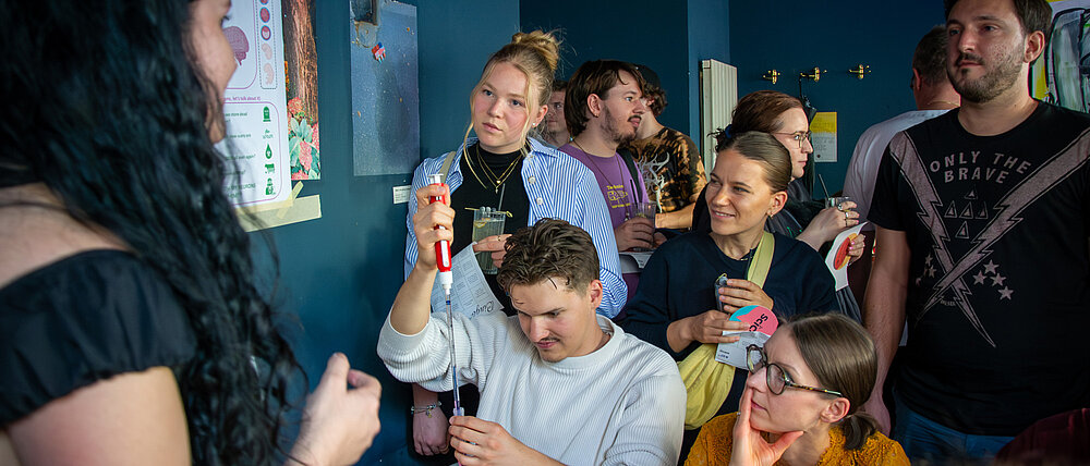 Impression vom Science Pub Mitte Juli 2025 in der Moritz Bar: An verschiedenen Stationen informieren Forschende über ihren Fachbereich und kommen ins Gespräch mit der Öffentlichkeit.