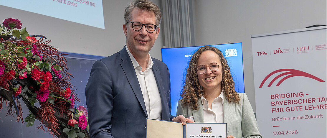 Markus Blume überreicht Katharina Ebner die Urkunde zum Preis für gute Lehre.