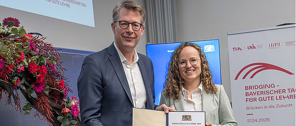Markus Blume überreicht Katharina Ebner die Urkunde zum Preis für gute Lehre.