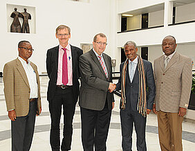 Besuch der kongolesischen Delegation beim Unipräsidenten Alfred Forchel (von links): Paul Kyungu Shimbi, Gerhard Bringmann, Alfred Forchel, Gilbert Kishiba Fitula und César Nkuku Khonde. (Foto: Gunnar Bartsch)