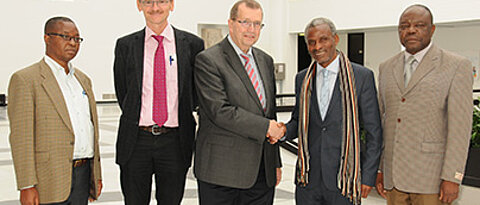 Besuch der kongolesischen Delegation beim Unipräsidenten Alfred Forchel (von links): Paul Kyungu Shimbi, Gerhard Bringmann, Alfred Forchel, Gilbert Kishiba Fitula und César Nkuku Khonde. (Foto: Gunnar Bartsch)