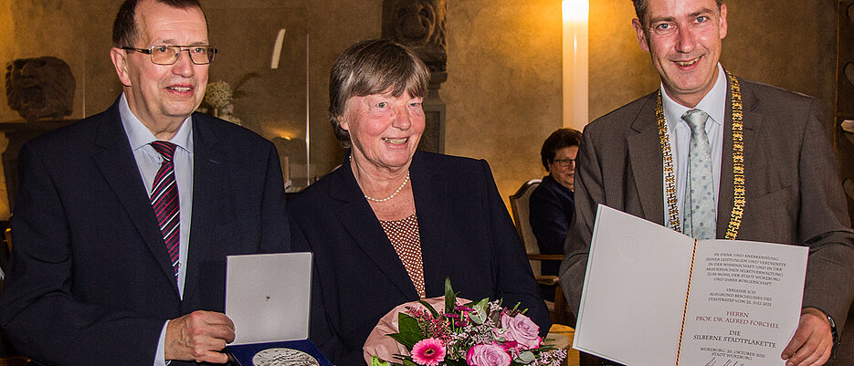 Zwölf erfolgreiche Jahre: Die Stadt Würzburg würdigt die Verdienste des ausgeschiedenen Unipräsidenten Alfred Forchel mit der Silbernen Stadtplakette. Im Bild mit Gattin Angela und Oberbürgermeister Christian Schuchardt.