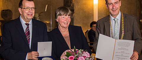 Zwölf erfolgreiche Jahre: Die Stadt Würzburg würdigt die Verdienste des ausgeschiedenen Unipräsidenten Alfred Forchel mit der Silbernen Stadtplakette. Im Bild mit Gattin Angela und Oberbürgermeister Christian Schuchardt.