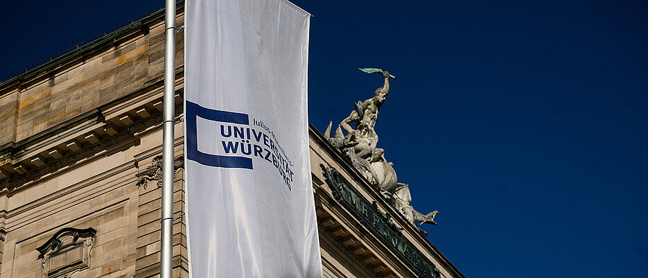 Blick auf das Hauptgebäude der Uni Würzburg am Sanderring.