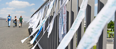 Für gut eine Woche flattern die Klimabänder der Uni Würzburg an der Campusbrücke im Wind.