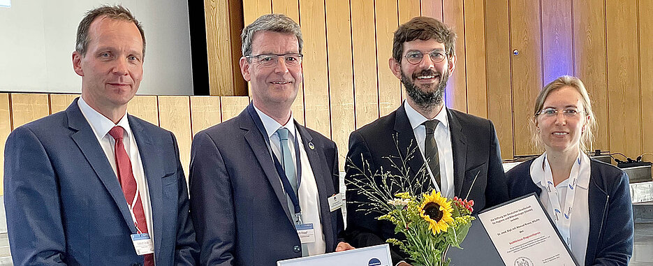 v.l.n.r.: Volkhard Kempf, Geschäftsführender Vorsitzender des Präsidiums der DGHM-Stiftung, Alexandre Schneider, Geschäftsführer bioMérieux Deutschland, Preisträger Manuel Krone vom Uniklinikum Würzburg und Bettina Löffler, Professorin für Medizinische Mikrobiologie an der Friedrich-Schiller-Universität Jena. 