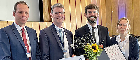 v.l.n.r.: Volkhard Kempf, Geschäftsführender Vorsitzender des Präsidiums der DGHM-Stiftung, Alexandre Schneider, Geschäftsführer bioMérieux Deutschland, Preisträger Manuel Krone vom Uniklinikum Würzburg und Bettina Löffler, Professorin für Medizinische Mikrobiologie an der Friedrich-Schiller-Universität Jena. 