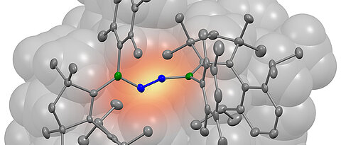 A nitrogen molecule (blue) has bonded with two borylene molecules (grey). The boron atoms involved in the bond are coloured green in the illustration. (Picture: Dr. Rian Dewhurst, JMU) 