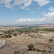 Blick über den nördlichen Teil der Stadtruine von Boğazköy/Hattuscha, Hauptstadt des hethitischen Reiches, am Rande der modernen Stadt.