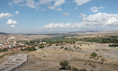 Blick über den nördlichen Teil der Stadtruine von Boğazköy/Hattuscha, Hauptstadt des hethitischen Reiches, am Rande der modernen Stadt.