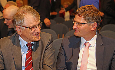 Der Nobelpreisträger Klaus von Klitzing (l.), Max-Planck-Institut für Festkörperforschung, Stuttgart, hier im Gespräch mit Jörg Vogel, Lehrstuhl für Molekulare Infektionsbiologie I