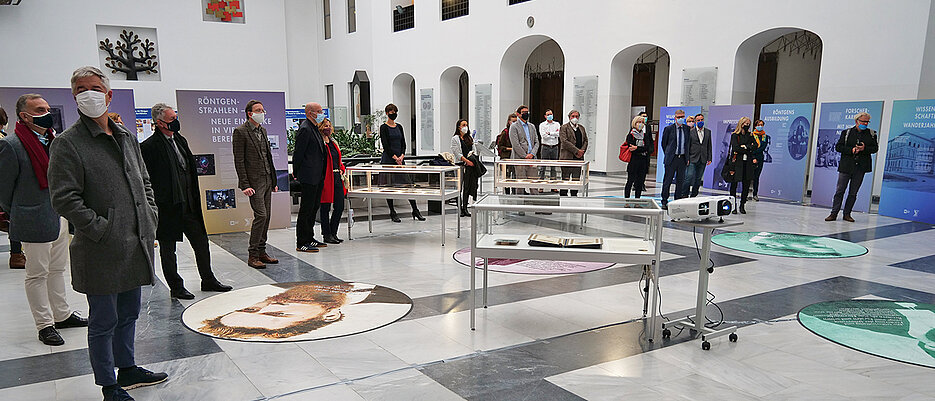 Eröffnung der Ausstellung "Röntgen - 125 Jahre neue Einsichten" in der Uni am Sanderring. Die Schau bleibt dort bis Ende März 2021.
