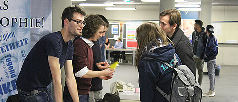 Auch Gespräche mit Studierenden sind möglich beim Studien-Info-Tag an der Uni Würzburg.