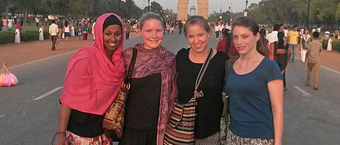 Die Würzburger Studentinnen Khulud Sharif-Ali, Agnes Birner, Lisa Fluhrer und Julia Färber (von links) vor dem India Gate in Neu Delhi, einem 42 Meter hohen Monument. Es erinnert an die indischen Soldaten, die im Ersten Weltkrieg für das Britische Empi